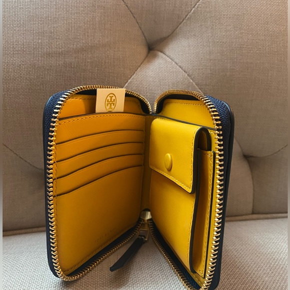 NEW Tory Burch T Monogram Bi Fold Wallet - Picture 3 of 7